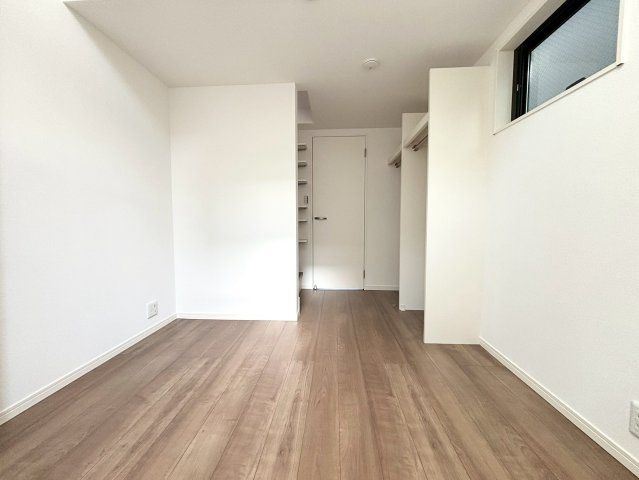 荒川区町屋3丁目　新築戸建の洋室|各部屋に窓を設置！明るい日差しが降り注ぐ心地よい室内は、日々の暮らしに安らぎを与えてくれます。

ご内見希望・資料請求などお気軽にお問い合わせ下さい！
03-5990-5201