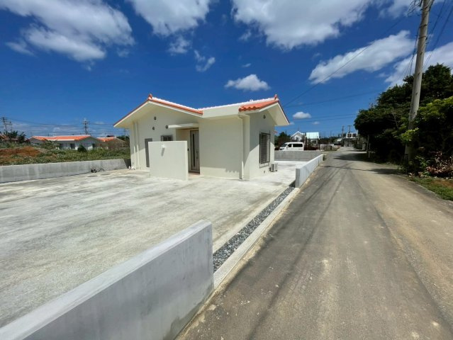 宮古島市下地字来間　新築戸建ての前面道路含む現地写真