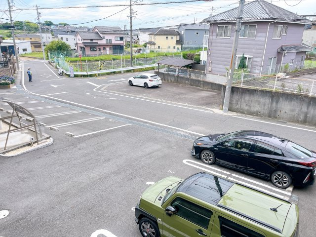 コンフォース北山の駐車場