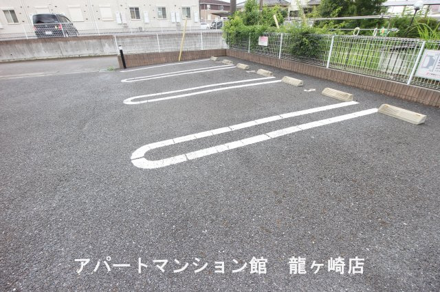 ベル　カーサⅡの駐車場
