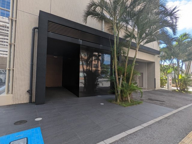 ワイズシティ壺川ステーションのエントランス