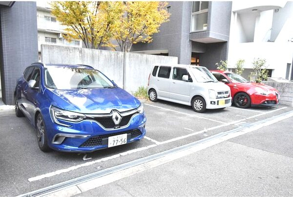Gramercy Juso-higashi 2ndの駐車場
