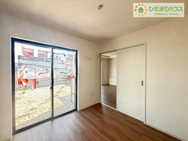 常陸太田市馬場町2期　新築戸建の洋室|扉を閉じれば来客用のお部屋として。開いて広い空間を作れば、お子様の遊び部屋として使えます！