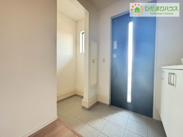 常陸太田市馬場町2期　新築戸建の玄関|小窓が付いているドアなので明るいスペースになっています♪