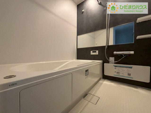 常陸太田市馬場町2期　新築戸建の浴室|"シックな色のアクセントパネルを使用し高級感を演出♪
浴室暖房乾燥機付きで、雨の日でも洗濯物に困りません！"