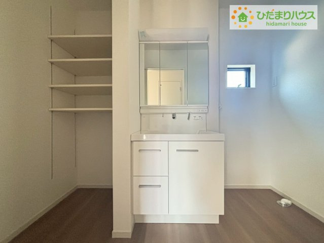 常陸太田市馬場町2期　新築戸建の独立洗面台|洗面所のリネン庫はタオルや肌着類などの収納に便利です！！