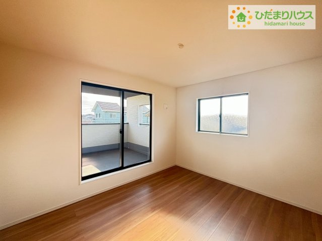 常陸太田市馬場町2期　新築戸建の寝室|バルコニーに面していて、たっぷり光りの入る明るい主寝室です！