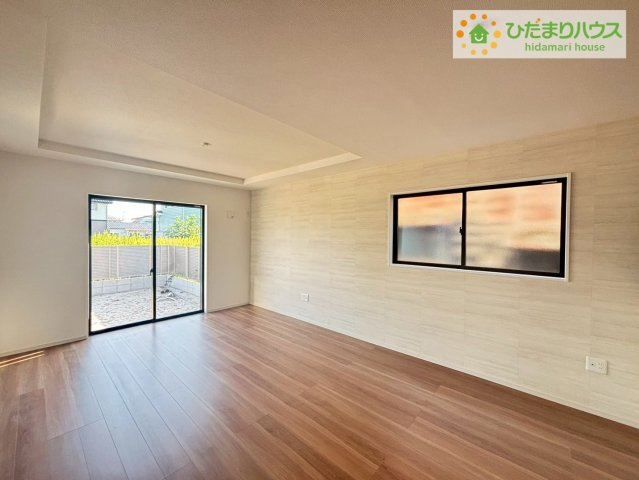 常陸太田市馬場町2期　新築戸建の居間・リビング|大きな窓から差し込む光でいっぱいのリビング　休日もつい家にいる時間が長くなりそうです