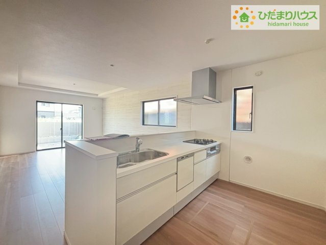 常陸太田市馬場町2期　新築戸建のキッチン|カウンターは少し高くなってますので、手元が隠れて来客からは見えにくくなってます♪