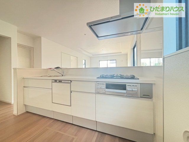 常陸太田市馬場町2期　新築戸建のキッチン|スッキリしていて、調理スペースも広い“システムキッチン。使いやすい動線が確保できるので、お料理するのも楽しくなりますね♪