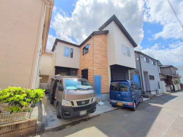 入間郡三芳町大字藤久保の新築一戸建の外観|リビングにあるユーティリティスペースにはスタディーカウンターが完備され、リモートワークやお子様の学習、家事にも使えて便利です。1階に家族で使えるWICを配置するなど、暮らしやすい工夫がいっぱいです。