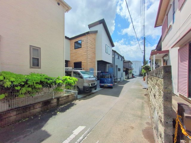 入間郡三芳町大字藤久保の新築一戸建の前面道路含む現地写真|周辺は静かな住宅街です。鶴瀬駅まで徒歩14分、駅前の喧騒から程よく離れた立地です。