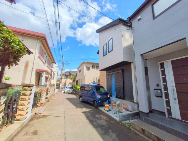 入間郡三芳町大字藤久保の新築一戸建の前面道路含む現地写真