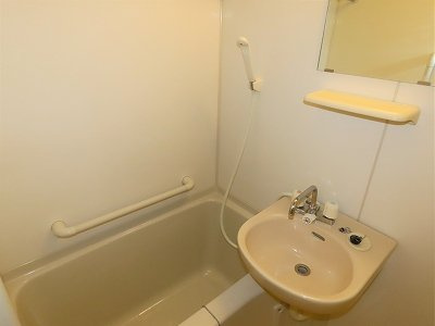 レオネクストオレンジヒルズの浴室|洗面台とユニット式のお風呂です