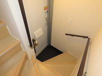 レオネクストオレンジヒルズの玄関|1階に玄関がある内階段のお部屋です