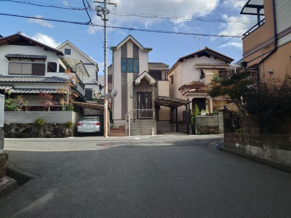 藤阪東町4丁目　中古一戸建ての前面道路含む現地写真|■物件内覧・資金計画相談・住宅ローン相談、リフォーム相談、お問合せ受付中■
※当日・翌日のご内覧、ご相談はお電話でのお問合せがスムーズです！