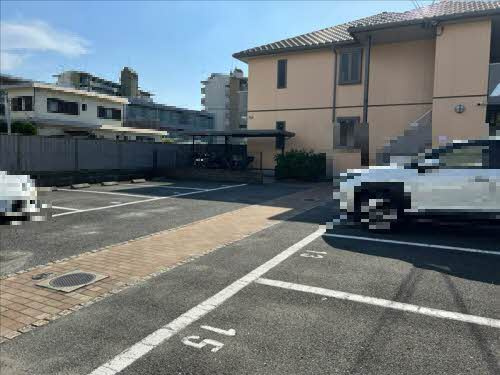 ジュネスコートの駐車場