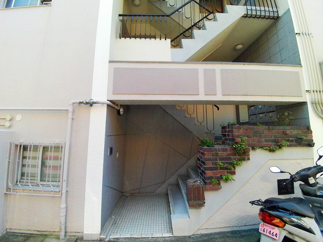 シャトー六甲（山田町）のエントランス