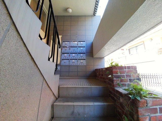 シャトー六甲（山田町）のエントランス