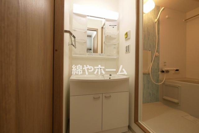 クローバー・シエル長居公園の独立洗面台|朝の支度にも助かる、独立の洗髪洗面化粧台