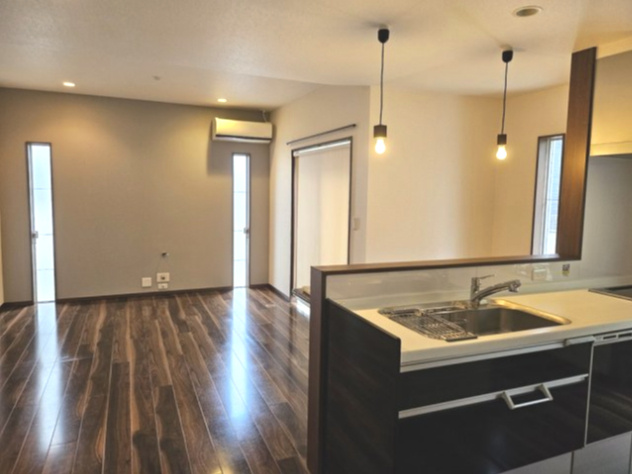 北九州市小倉北区泉台2丁目 中古戸建の居間・リビング|ゆったりとしたリビングです
