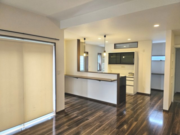 北九州市小倉北区泉台2丁目 中古戸建の居間・リビング|おしゃれなリビングです