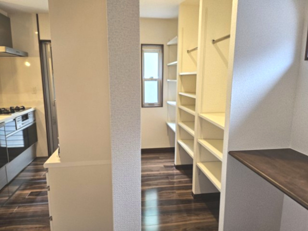 北九州市小倉北区泉台2丁目 中古戸建の収納|パントリーは、たっぷりとした収納スペースです