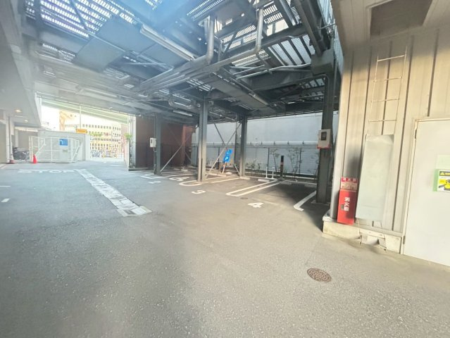 アーデンタワー福島ウエストの駐車場