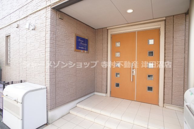 モエムマンションのエントランス