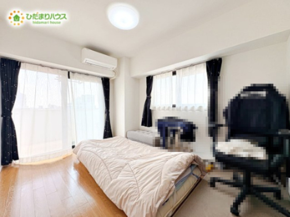 レクセル熊谷　の寝室|バルコニーに面している洋室は、主寝室にどうぞ！大きなベッドを置いても余裕の広さ！