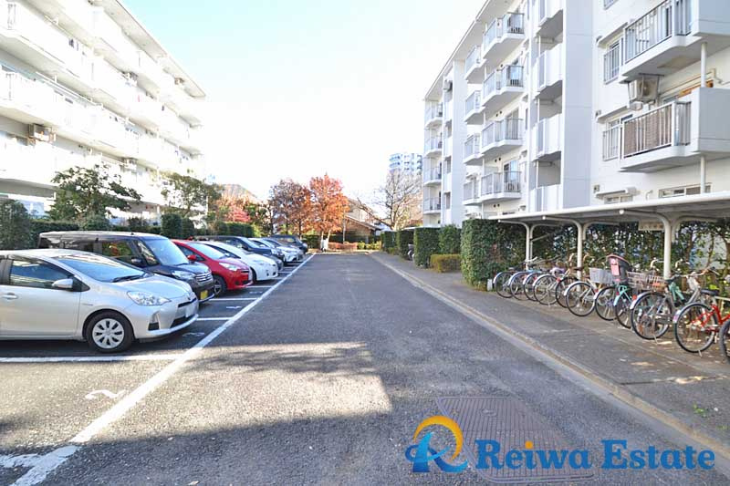 辻堂駅前ハイツ　4号棟の駐車場