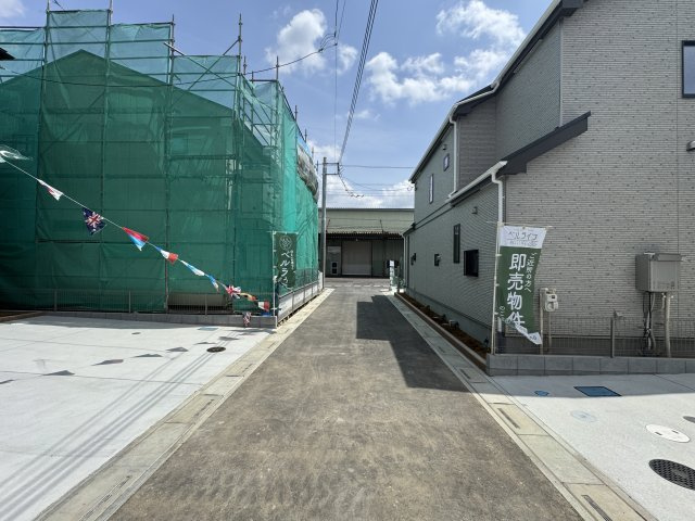 三郷市早稲田７丁目新築戸建【前間小学校：7分】の前面道路含む現地写真|南側前面道路