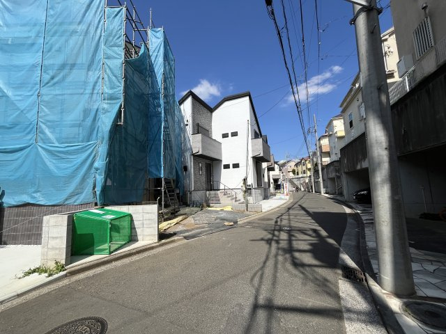 緑区長津田2丁目2期新築戸建の前面道路含む現地写真