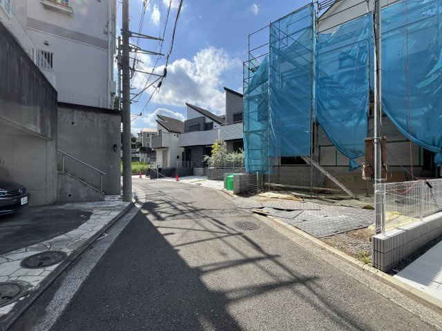 緑区長津田2丁目2期新築戸建の前面道路含む現地写真