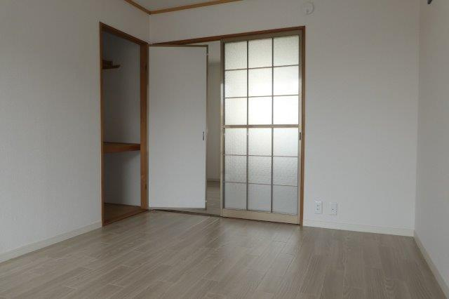 プレジール貝吹の洋室