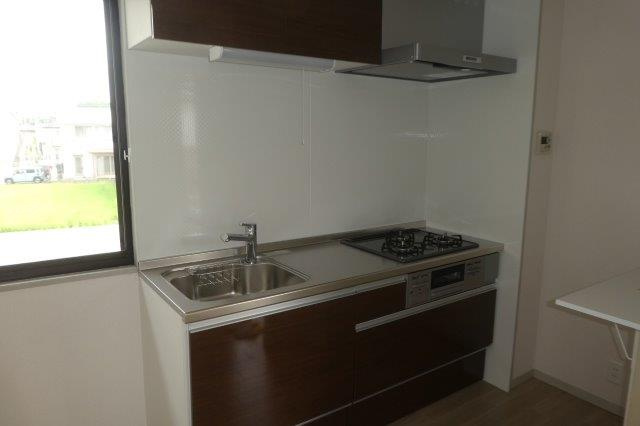 プレジール貝吹のキッチン|３口ガスコンロ付システムキッチン（新品）