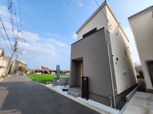 【成約済】京都市右京区西京極畑田町の外観|黒色の宅配ボックス付き機能門柱がオシャレです！