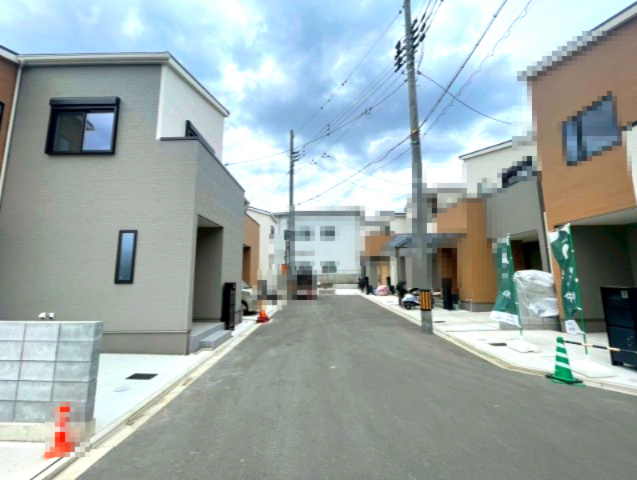 【成約済】京都市右京区西京極畑田町の前面道路含む現地写真|分譲地街並み写真
ホワイトと木目調、グレーのアクセントカラーがオシャレに仕上がっています♪