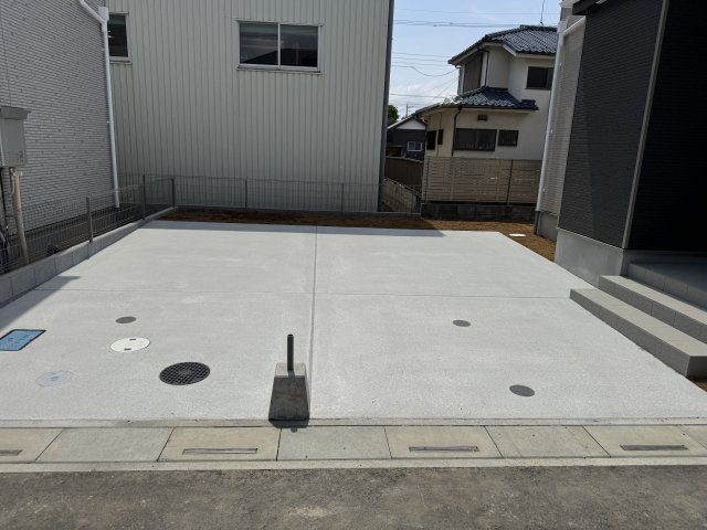 三郷市早稲田７丁目新築戸建【前間小学校：7分】の駐車場|C号棟駐車スペース・並列２台駐車可