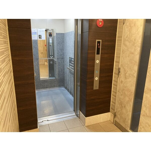 エステムコート八戸ノ里ステーションプレッツのエントランス