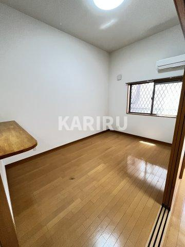 ルナコートの居間・リビング|同物件別部屋の写真です