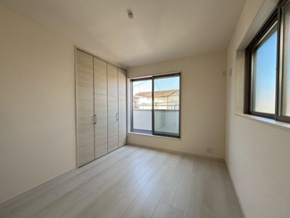 【洋室】 | 西大路町　新築分譲住宅　全２区画 | オークワまで徒歩１２分！業務スーパーまで徒歩１１分！サンエーまで徒歩１４分！毎日のお買い物に便利ですね！その日の特売日などでスーパーを選べますね♪