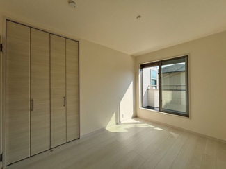 【洋室】 | 西大路町　新築分譲住宅　全２区画 | 亀井病院まで徒歩１８分！突然の怪我や体調不良の時にも安心ですね！