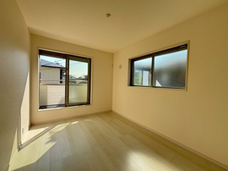 【洋室】 | 西大路町　新築分譲住宅　全２区画 | 複層ガラスですので、暑い日も寒い日も室内は快適♪結露も予防出来て嬉しいですね！