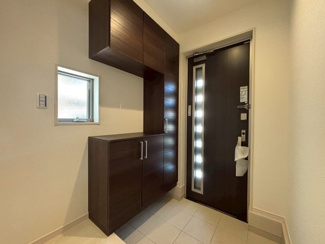 【玄関】 | 西大路町　新築分譲住宅　全２区画 | 玄関にシューズボックスありますよ！玄関周りもスッキリ片付きますね♪