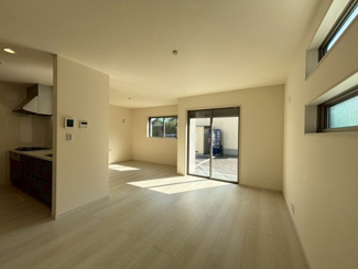 【居間・リビング】 | 西大路町　新築分譲住宅　全２区画 | ローソンまで徒歩６分♪スギ薬局まで徒歩９分♪ニトリまで徒歩１７分♪お買い物に便利な立地ですね♪