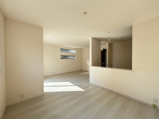 【居間・リビング】 | 西大路町　新築分譲住宅　全２区画 | 【全棟ＬＤＫ約１７帖以上】大きな窓のあるリビングは、陽光あふれる明るい空間です♪居心地良く、ご家族皆がゆったり寛げる憩いの空間となりそうです♪