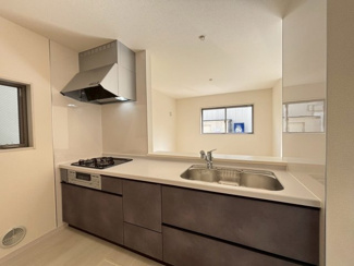 【キッチン】 | 西大路町　新築分譲住宅　全２区画 | 【システムキッチンです】対面式を採用したキッチンですので、リビングで寛ぐご家族をいつも感じられます！会話を楽しみながら家事ができますね♪