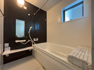 【浴室】 | 西大路町　新築分譲住宅　全２区画 | 【浴室暖房乾燥機付】一坪以上の浴室でのびのび一日の疲れを癒して下さいね！浴室に窓が付いているので、換気ができて湿気やカビ防止になりますよ♪