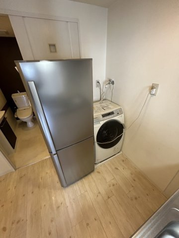 セゾン桃山の内装|こちらの冷蔵庫と洗濯機はレンタル品として貸し出しております。